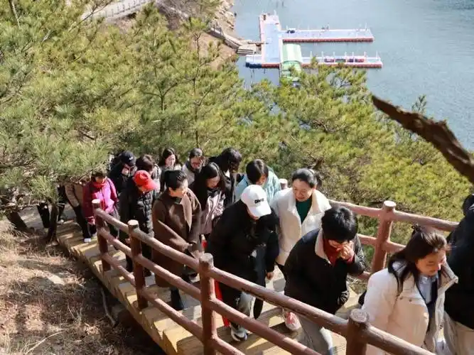 聚力勇登攀一起上春山五莲县教体局举行三八妇女节登山健步走活动