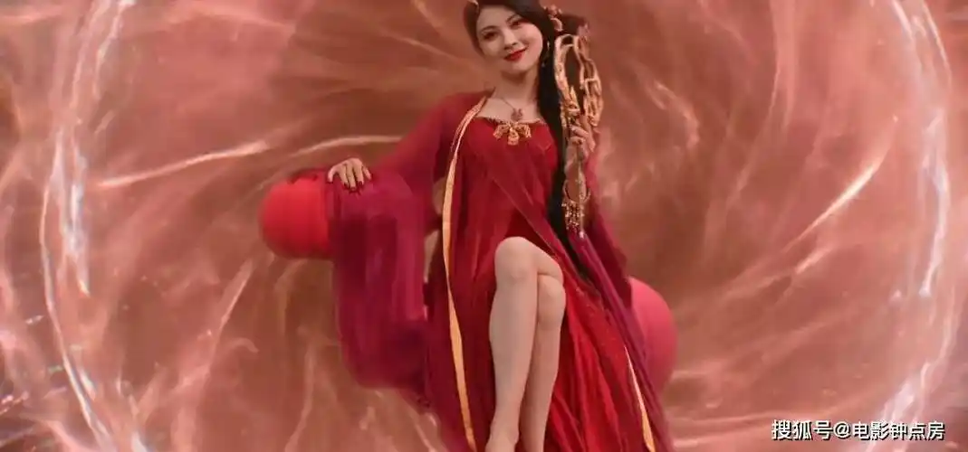 就是周峻纬饰演的慕子淳,他以其鲜衣怒马,英姿飒爽的形象,与王伊瑶