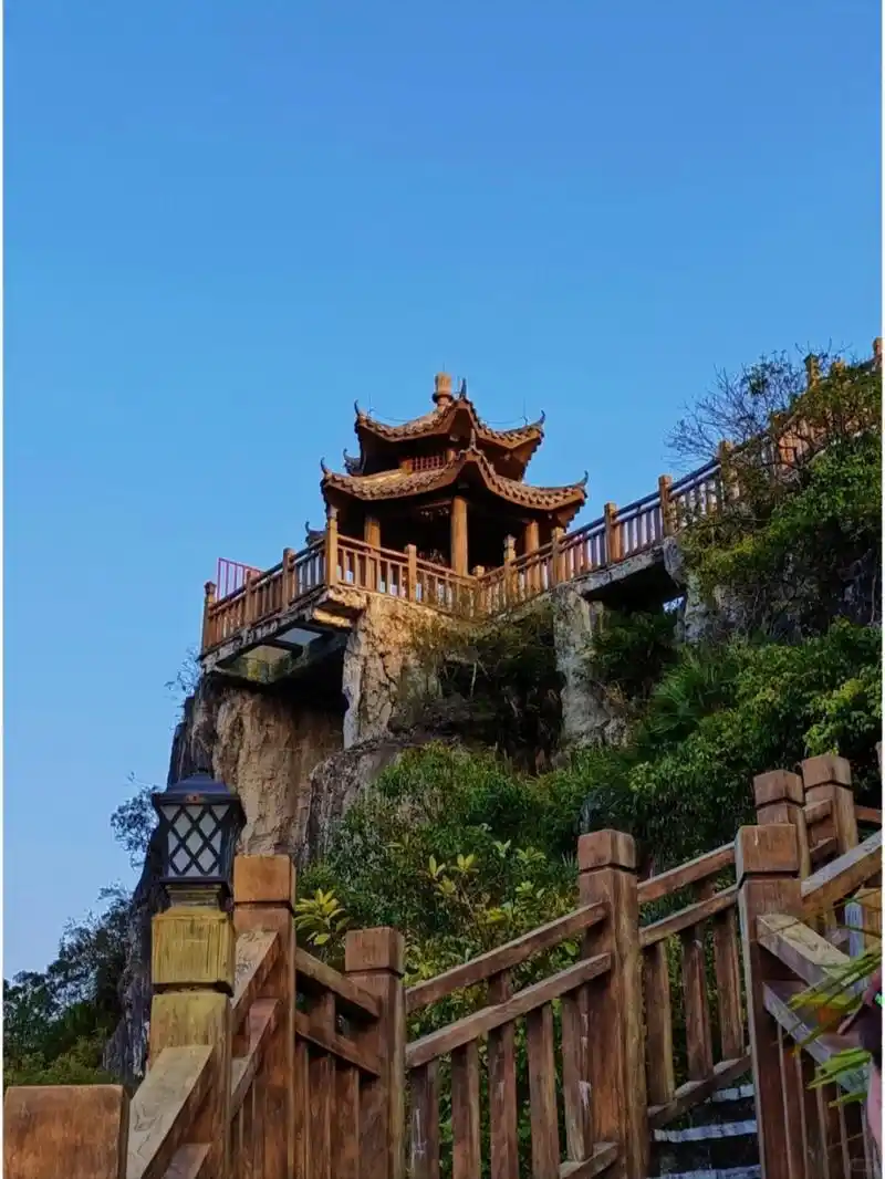 以下是一些武鸣旅游的好玩景点: 青秀山风景区:青秀山是武鸣县的标志