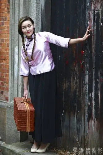 《安庆路老弄堂里的民国服装美女》