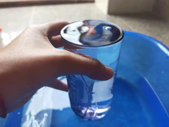 1,在杯子里面装满水.