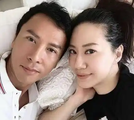 原创57岁甄子丹与小18岁妻子秀恩爱发文庆结婚17年夸其最美