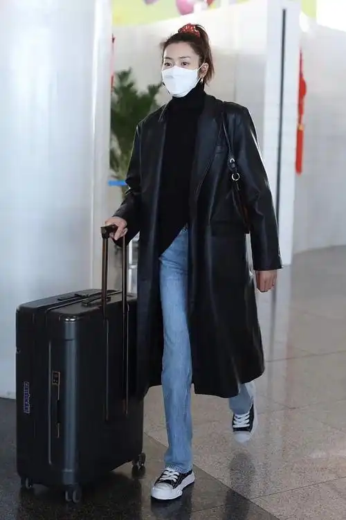 超模刘雯穿着黑色皮质大衣走在人群中犹如在t台,超级亮眼