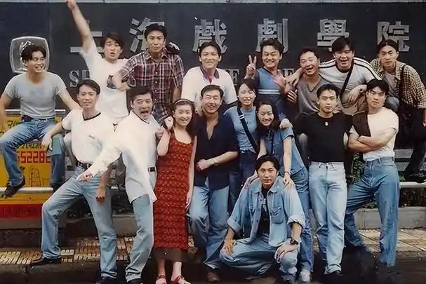 当时,他们那一届共有1000多名学生,其中就有他和马伊琍,周莉等人.