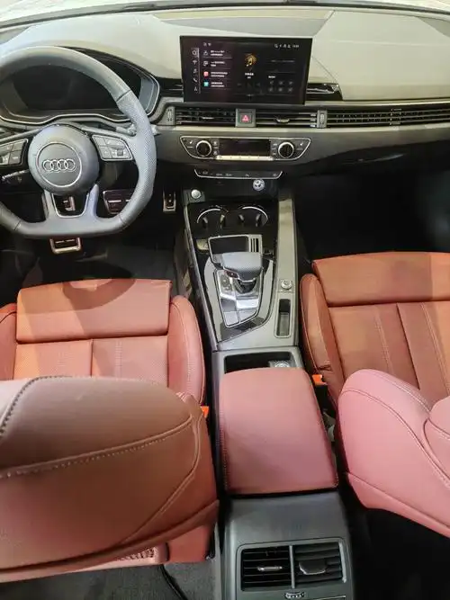 奥迪a4l红色内饰