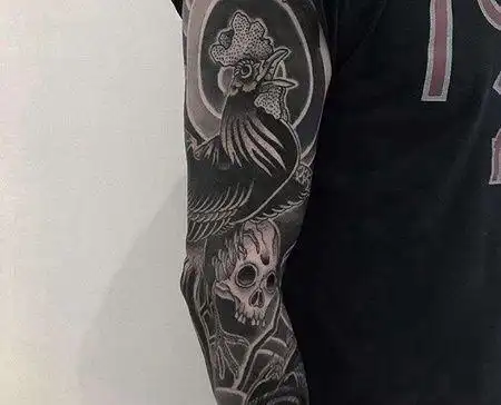 新传统胳膊公鸡纹身图案