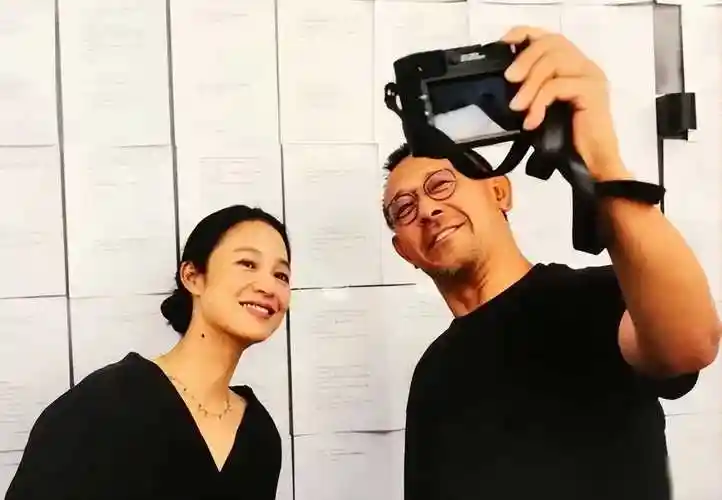 原创姜文周韵一家同框俩儿子罕见亮相身高出众长相随爹