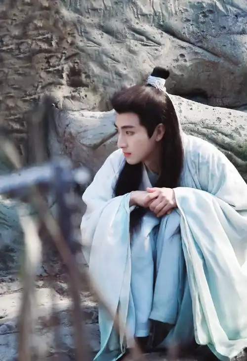 夜燕白杀青#恭喜《夜燕白》杀青,@-刘昱晗-古装也太好看了吧.