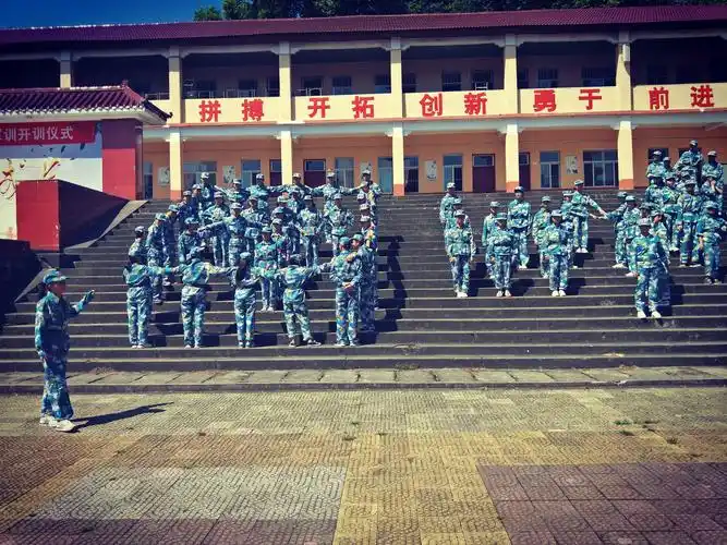 雄鹰队的啦啦造型是〃团ing"寓意:雄鹰队是个团结向上的集体,在未来的