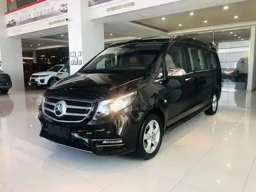 2020款迈巴赫版奔驰威霆驾驶舱中的中控,仪表盘的部分和原版的奔驰