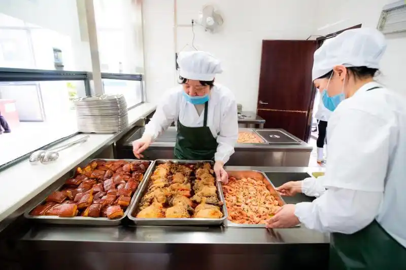 扬州开放政府食堂后,五一假期,衢州市政府食堂也提供18元食堂菜