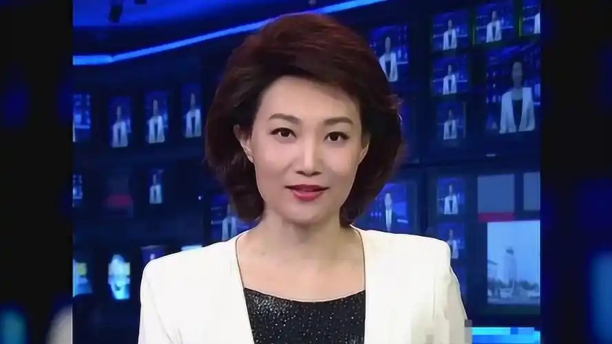 央视《新闻联播》主持人李梓萌,多年来首次低头念稿,听清内容理解了