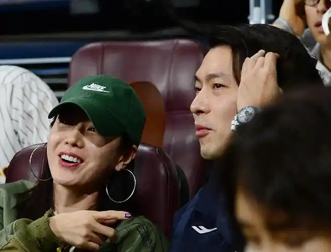 孙艺珍,宋仲基凯蒂等众星夫妇同场看球,宋仲基幸福肥又肿脸|宋慧乔|李