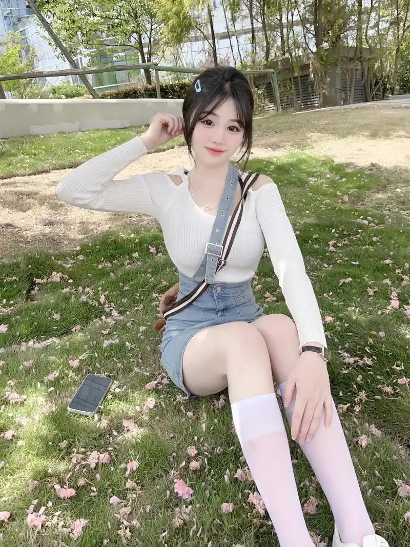 我假装不等你 却一步一厘米 #纯欲天花板 #又到穿裙子的季节 - 抖音