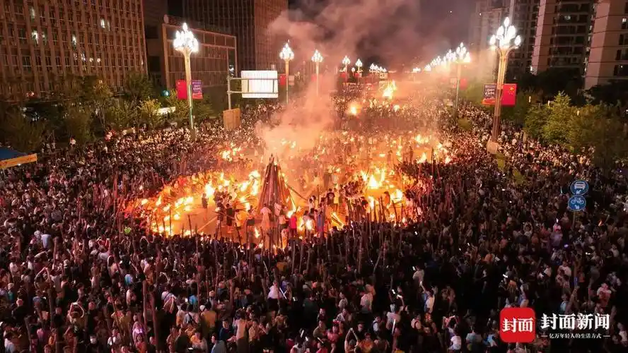 盛夏七月,在四川凉山州西昌市,一场关于"火"的盛会正在举行.