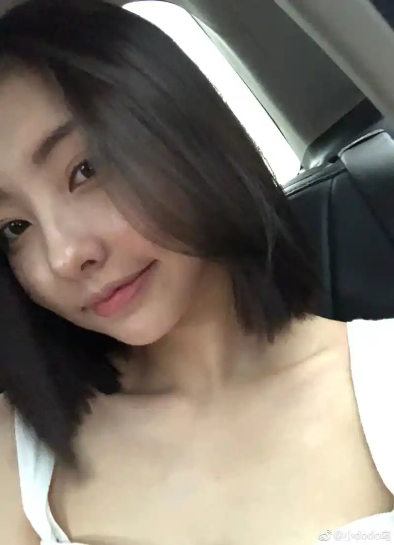 照片中她着装发型一改往日形象,外加拍照背景颇不精良,被网友质疑"变