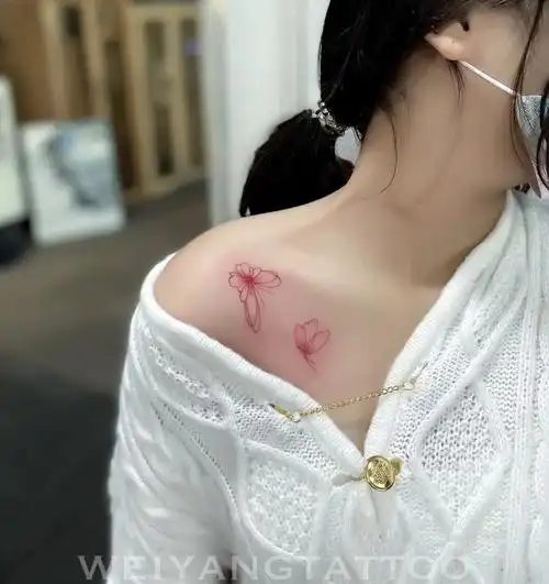 粉色蝴蝶锁骨纹身锁骨蝴蝶