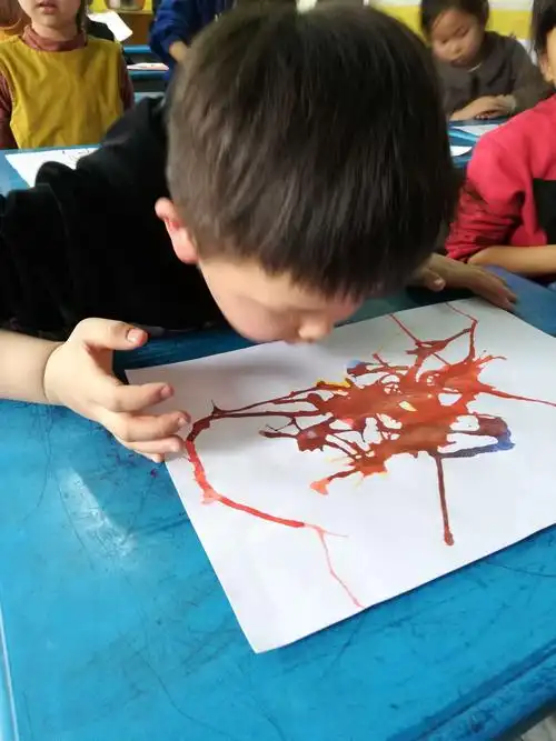 吹画的作画方式也很随意,可以用嘴或者吸管对着颜料吹出你想要的效果.