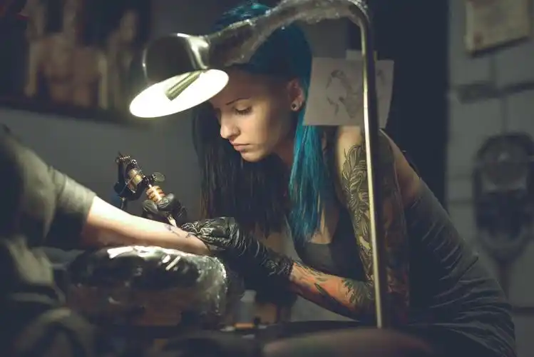 人物美女蓝头发纹身womenbluehairtattoo壁纸图片