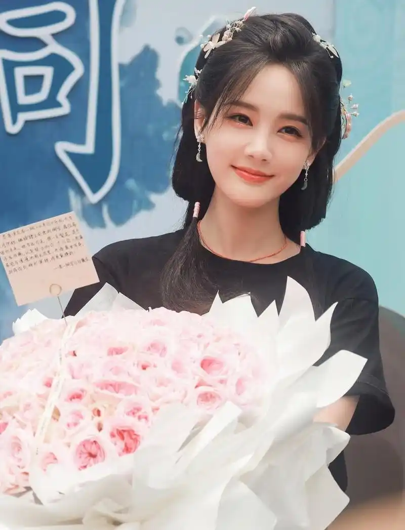 很期待李一桐的古装戏,看她的发型就像古装美女,我崇拜李一桐的每个