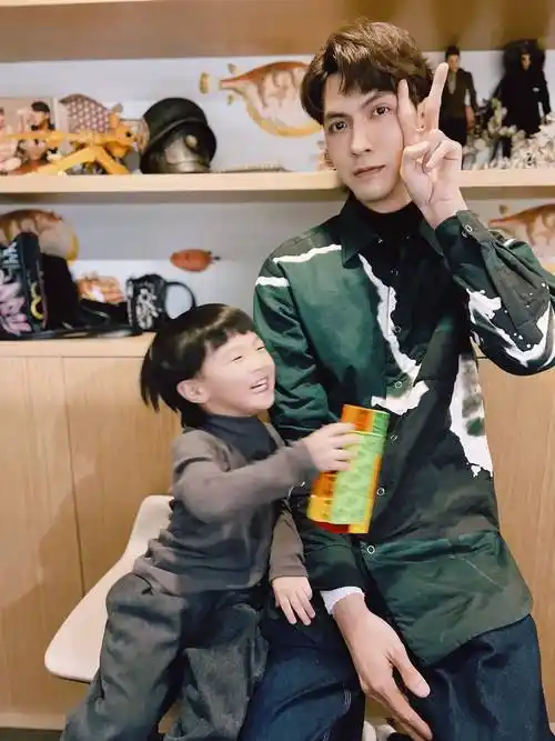 任言恺直播3岁儿子首次曝光分享育儿经享受奶爸生活