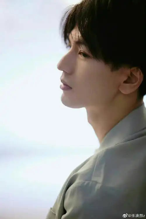 张凌赫初中毕业旧照