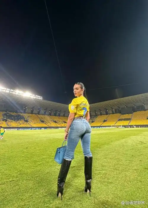 c罗女友乔治娜身材越来越"卡戴珊"了