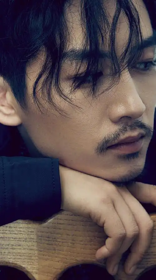 简介:陈晓儒雅斯文时尚写真图片,分享一组陈晓图片给大家,图中的明星