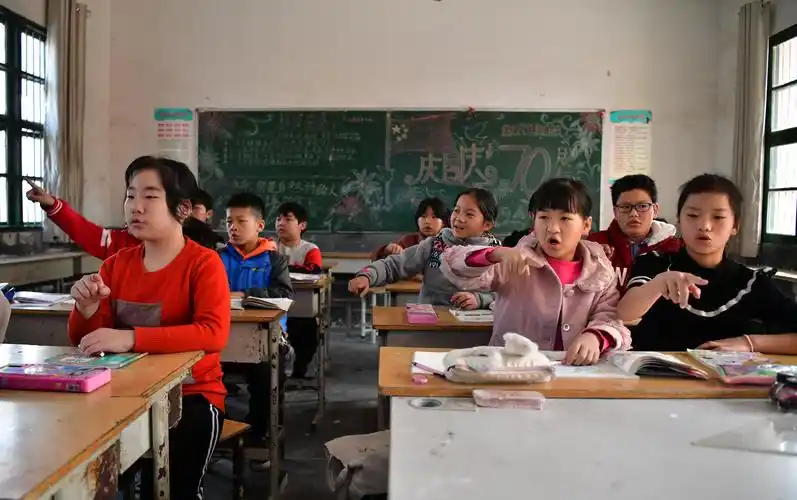 2019年11月6日,安徽临泉县城南街道希望小学五年级的孩子们在道德与