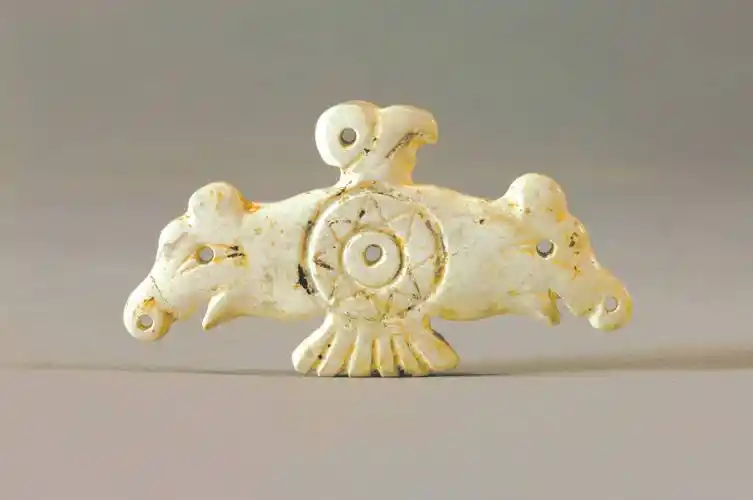 凌家滩遗址出土的玉人.(资料图片)考古学家王巍.(本报记者 罗广心 摄)