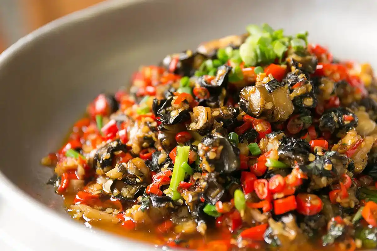 下面是一份详细的做法说明:  一,准备食材:  田螺肉500克 青椒1个