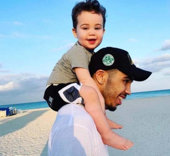 塔图姆儿子才是重量级中锋,2岁体型惊人,看清楚身高:哪像个孩子_腾讯