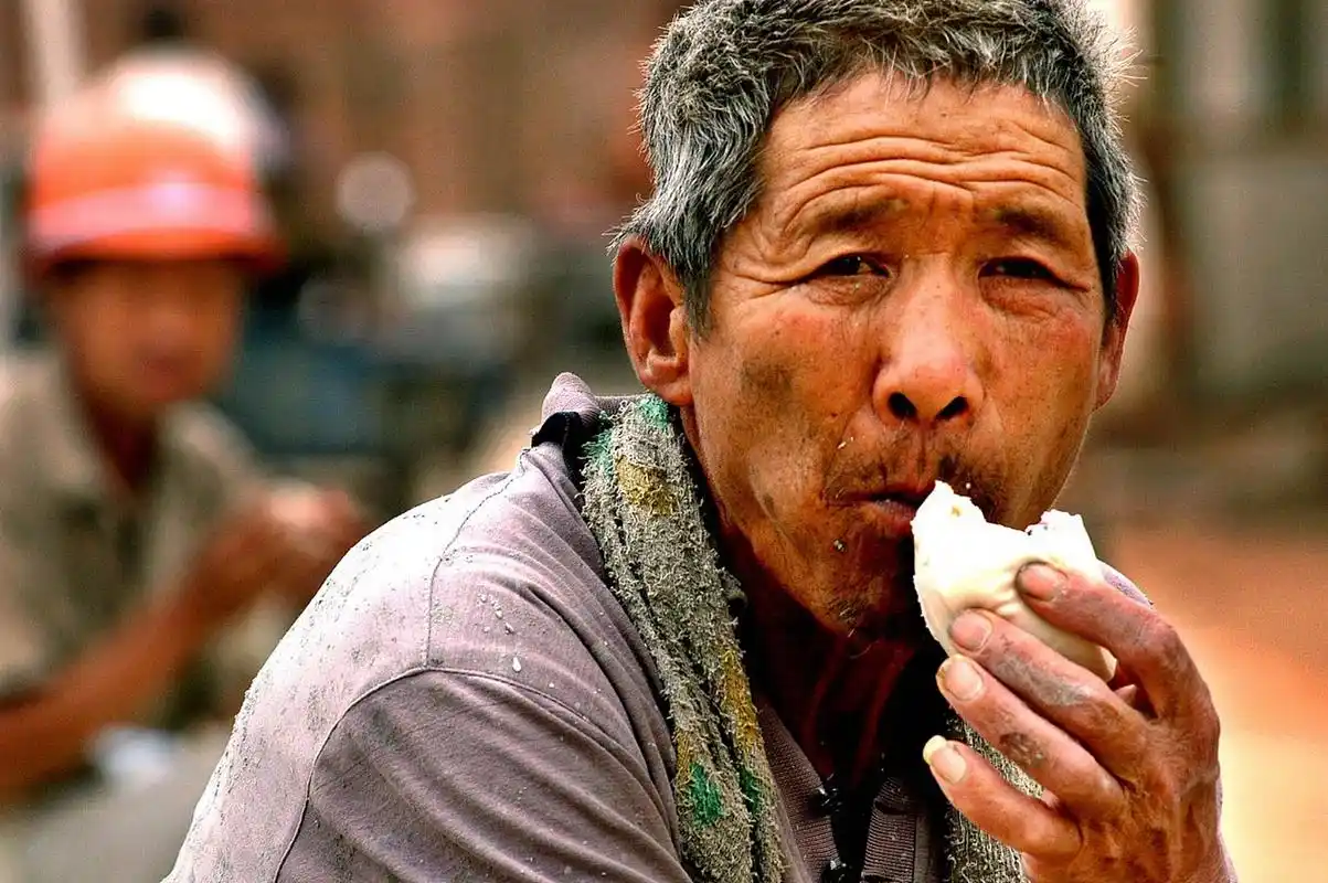 退休农民工除苦力什么也做不了# 退休农民工:除了苦力什么也干不恋哪