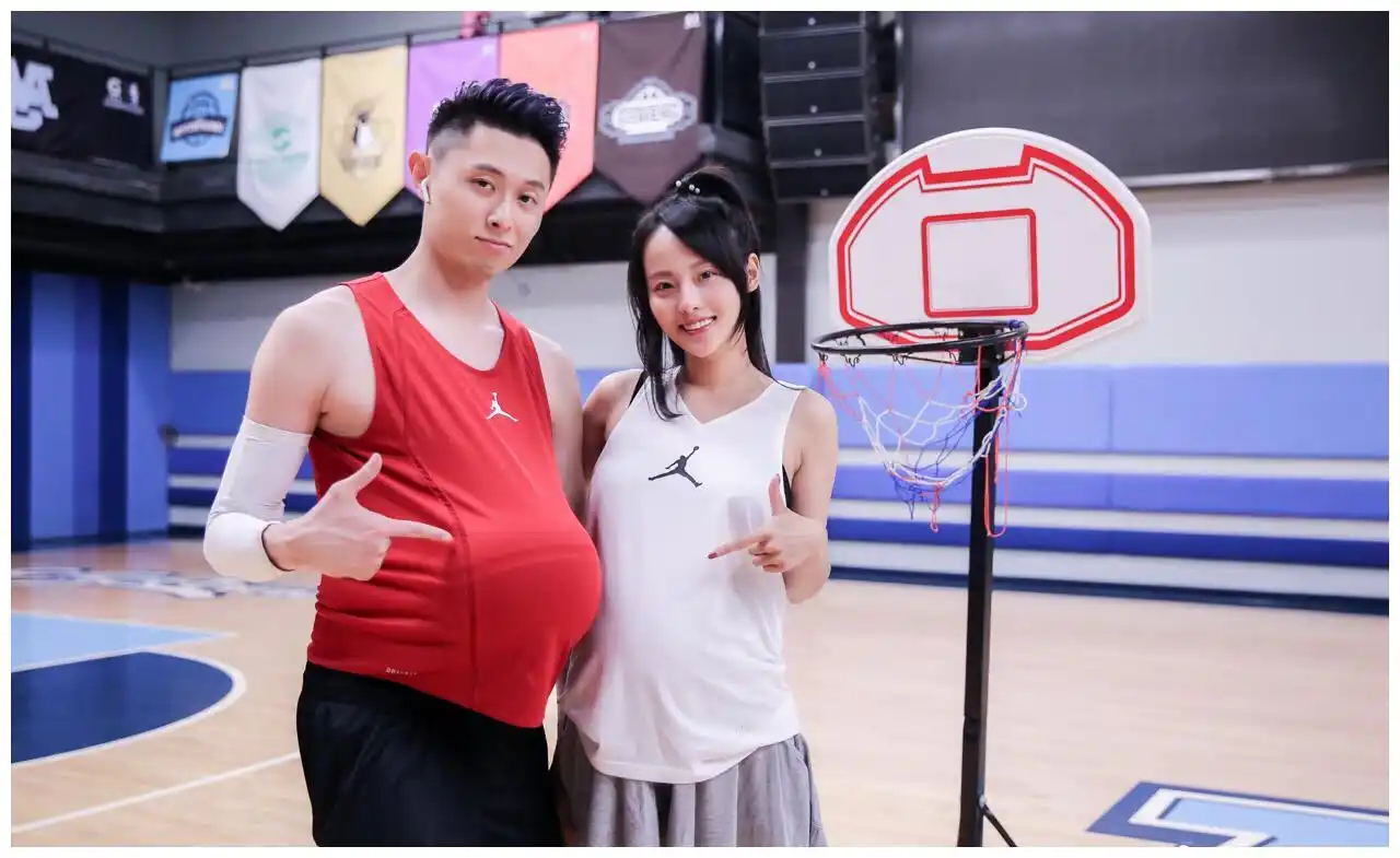 张嘉倪怀孕6个月四肢仍纤细,老公晒照秀恩爱,与老婆一起挺大肚