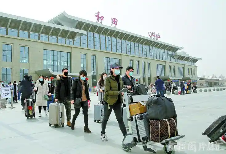 3月14日,一架搭载着和田疆外教师的飞机降落和田机场. □许晓龙摄