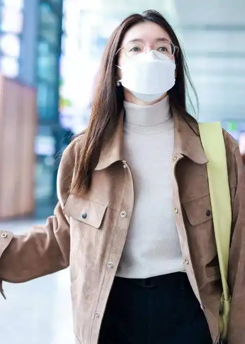 江疏影现身机场,身穿高领毛衣搭配棕色外套,随性随性!_衣服_浅色_明星