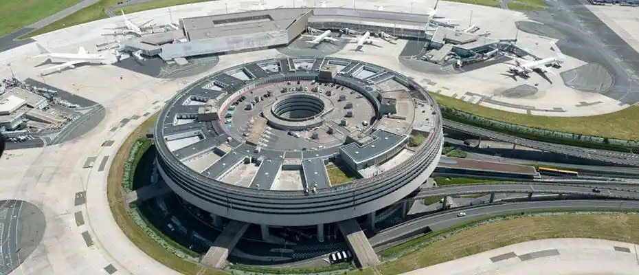 法国巴黎夏尔·戴高乐机场到巴黎市区酒店24小时接机服务