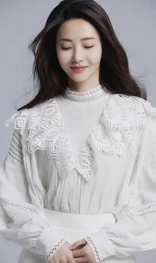 胡丹丹优雅娴静俏丽写真,时尚俏丽!__财经头条