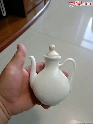白瓷小酒壶一个