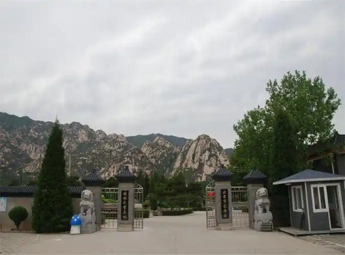 长青园骨灰林是一座以生态葬为主体的公墓,陵园现有一座公益性骨灰墙