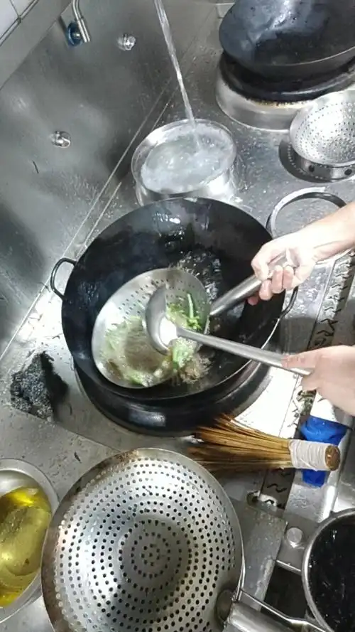 监控拍下后厨惊人的一幕,原来酒店是这样炒菜的.