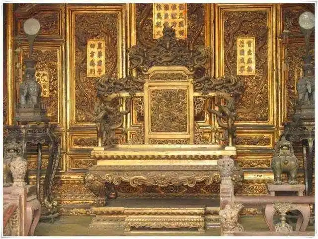 乾隆的"龙椅"被抢走,如今老外拿出拍卖,中国藏家:8578万卖我