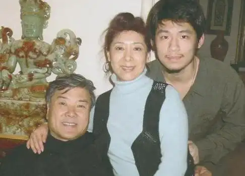 关牧村的另一半江泓,江泓是一位经济学博士,温尔文雅,曾就任过中宣部