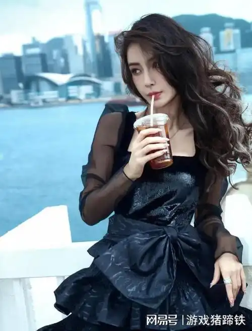 杨颖漫步香港街头吹海风悠闲惬意露少女般甜笑