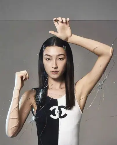 女艺人刘承羽身材修长性感时尚写真