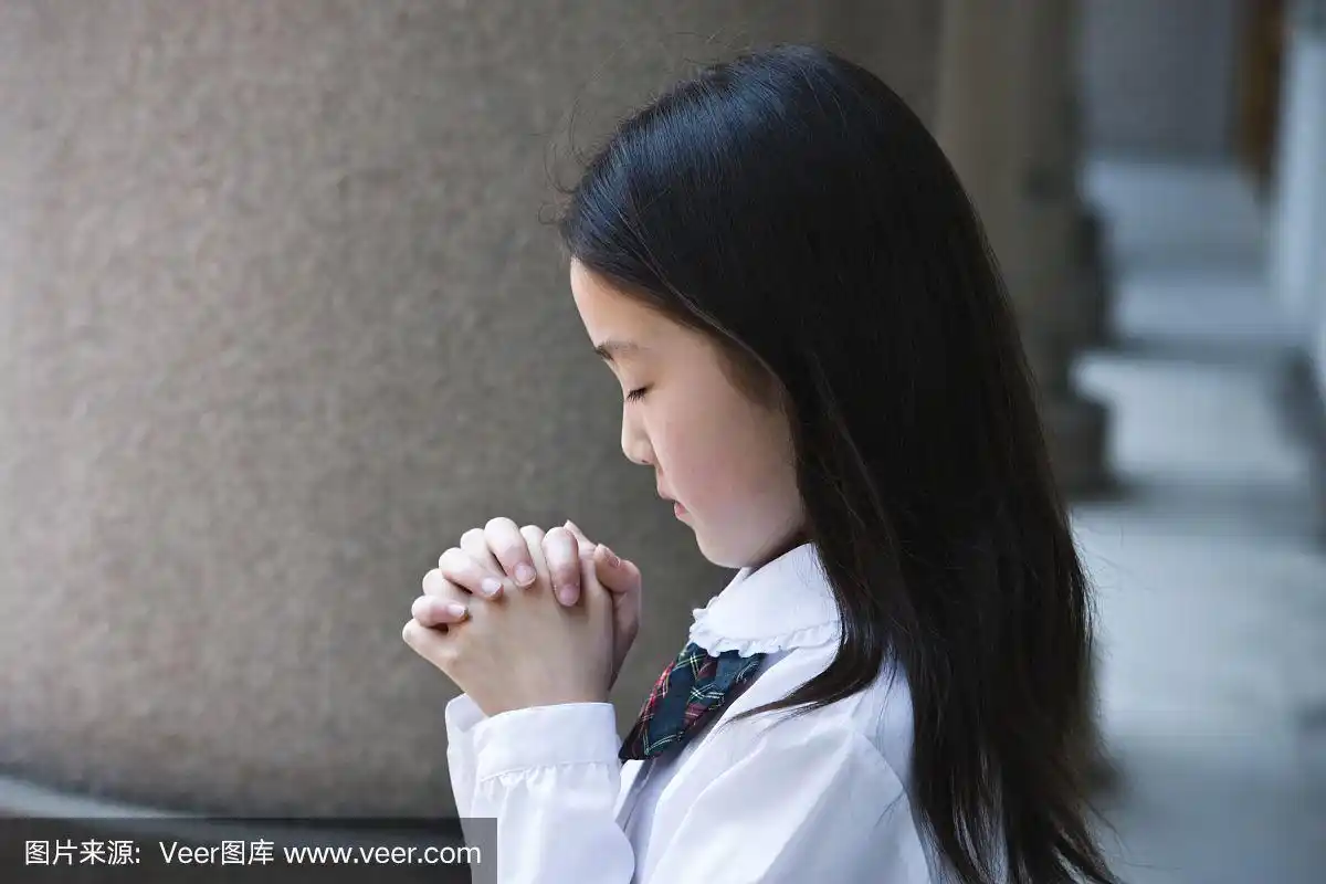 亚洲女孩祈祷