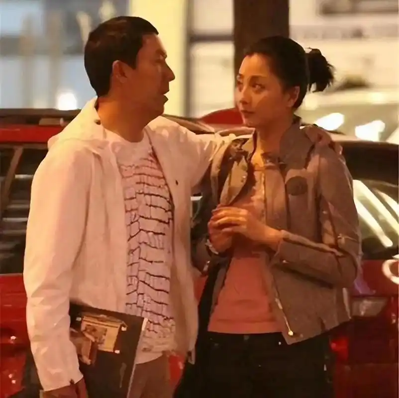 57岁孙东海参加香港午宴,白头发脸通红,曾与李小冉殷桃谈过恋爱