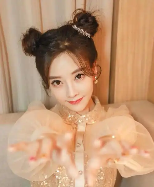 网红冯提莫现身海口,生图下五官僵身材矮,穿厚底靴