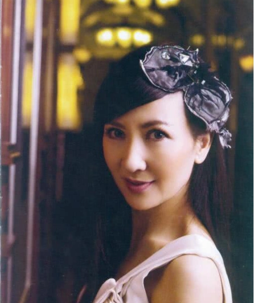 因《新白娘子传奇》成名,被关之琳夺夫致不孕,二婚收养残疾养女