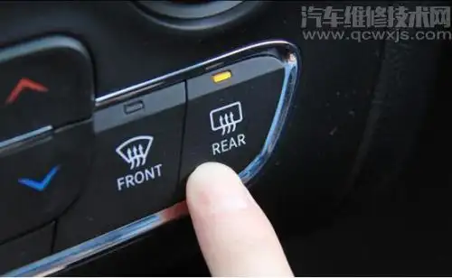 2,长方形,里面是三条向上的波浪线,这一标志是后挡风玻璃除雾除霜